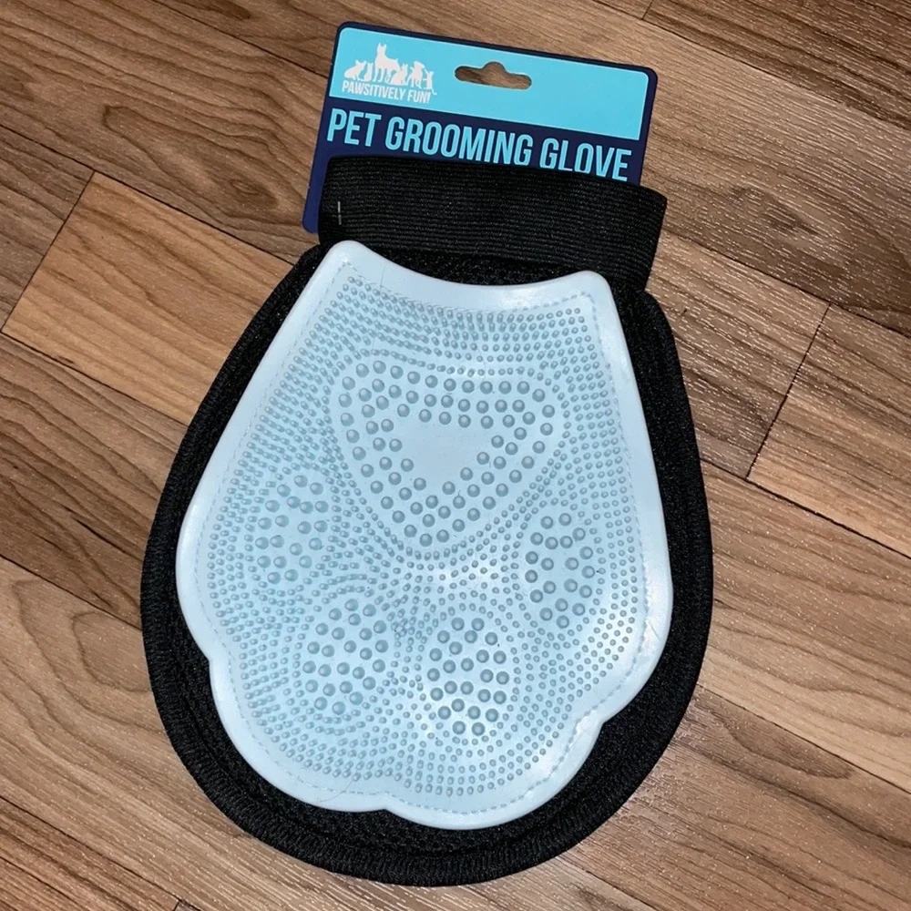 Pet grooming glove